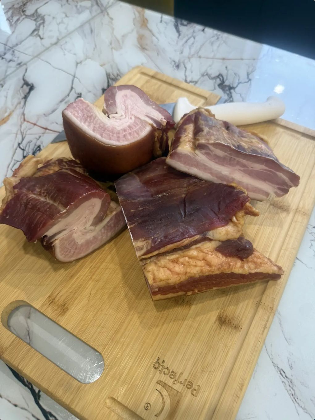 Домашняя продукция к столу: мясо, копчёности, мёд